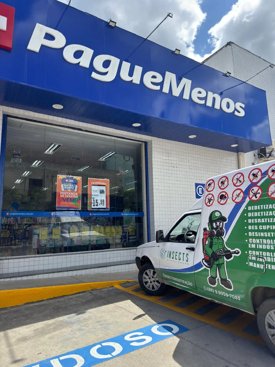 Veículo da Insects em atendimento comercial